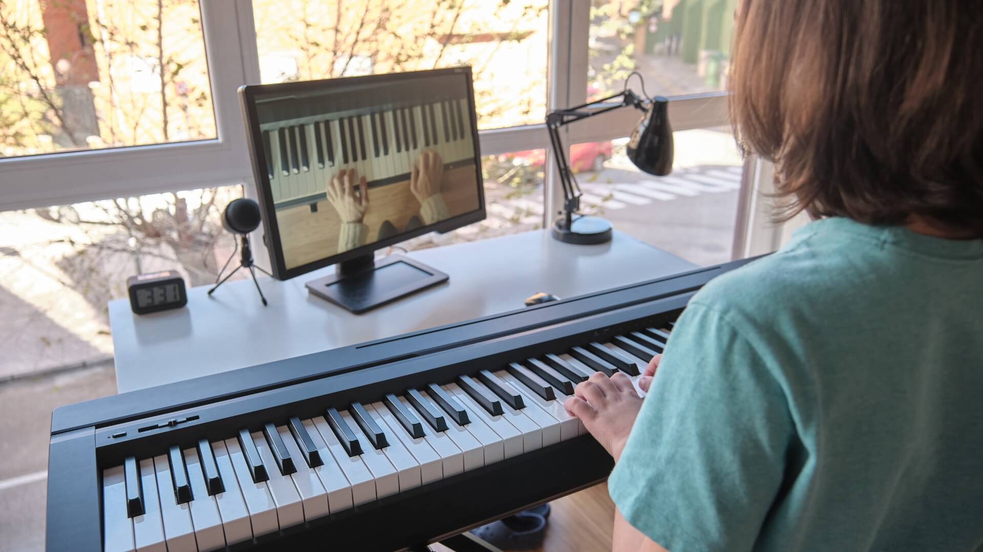 a self-learning piano girl